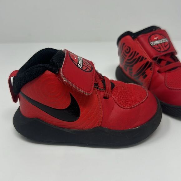 Nike Toddler Team Hustle Boys D 9 (TD) Size 6C RedBlack AQ4226 600 - Picture 2 of 5